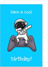 Laden Sie das Bild in den Galerie-Viewer, Edition Seidel Premium Geburtstagskarte mit Umschlag. Glückwunschkarte Billet cool Happy Birthday Humor Lustig Teenager Junge Mädchen Gamer Controller Astronaut (G3497 SW023)