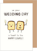 Laden Sie das Bild in den Galerie-Viewer, Glückwunschkarte zur Hochzeit mit Umschlag aus Kraftpapier. Hochzeitskarte Just Married Wedding Brautpaar Toast anstoßen (H487 SW024)