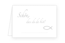 Laden Sie das Bild in den Galerie-Viewer, Edition Seidel Set 50 Premium Tischkarten Platzkarten Namenskarten Kommunion Konfirmation Firmung Hochzeit Geburtstag Taufe Feier Familienfeier Goldhochzeit Diamanthochzeit Fisch - Schön, dass du da bist (21684)