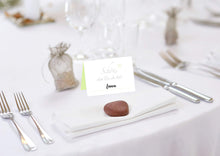 Laden Sie das Bild in den Galerie-Viewer, Edition Seidel Set 50 Premium Tischkarten Platzkarten Namenskarten Kommunion Konfirmation Firmung Hochzeit Geburtstag Taufe Feier Familienfeier Goldhochzeit Diamanthochzeit Herz - Schön, dass du da bist