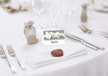 Laden Sie das Bild in den Galerie-Viewer, Edition Seidel Set 50 Premium Tischkarten Platzkarten Namenskarten Kommunion Konfirmation Firmung Hochzeit Geburtstag Taufe Feier Familienfeier Goldhochzeit Diamanthochzeit weiße Blumen Herz - Schön, dass du da bist (20204)