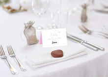 Laden Sie das Bild in den Galerie-Viewer, Edition Seidel Set 50 Premium Tischkarten Platzkarten Namenskarten Kommunion Konfirmation Firmung Hochzeit Geburtstag Taufe Feier Familienfeier Goldhochzeit Diamanthochzeit Herz - Schön, dass du da bist