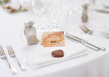 Laden Sie das Bild in den Galerie-Viewer, Edition Seidel Set 50 Premium Tischkarten Platzkarten Namenskarten Kommunion Konfirmation Firmung Hochzeit Geburtstag Taufe Feier Familienfeier Goldhochzeit Diamanthochzeit Herz - Schön, dass du da bist