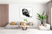 Laden Sie das Bild in den Galerie-Viewer, Edition Seidel Premium Wandbild Motorrad schwarz weiß auf hochwertiger Leinwand (80x80 cm) gerahmt. Leinwandbild Kunstdruck Pop Art Bild stylish Wohnung Büro Loft Lounge Bar Galerie Lobby
