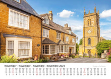 Laden Sie das Bild in den Galerie-Viewer, Edition Seidel Premium Kalender Cotswolds International 2024 Format DIN A3 Wandkalender Großbritannien Südengland Castle Cottages Kirchplatz Altstadt Landschaft Christian Müringer
