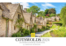 Laden Sie das Bild in den Galerie-Viewer, Edition Seidel Premium Kalender Cotswolds International 2024 Format DIN A3 Wandkalender Großbritannien Südengland Castle Cottages Kirchplatz Altstadt Landschaft Christian Müringer
