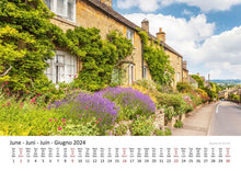 Laden Sie das Bild in den Galerie-Viewer, Edition Seidel Premium Kalender Cotswolds International 2024 Format DIN A3 Wandkalender Großbritannien Südengland Castle Cottages Kirchplatz Altstadt Landschaft Christian Müringer
